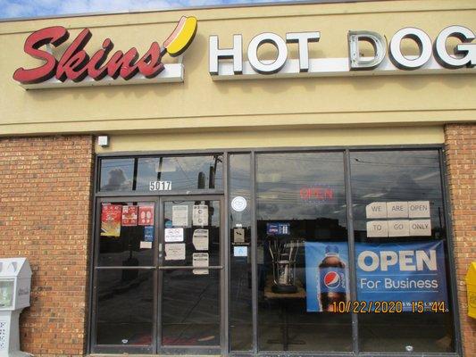 Skins' Hotdogs / Greer: Store exterior.