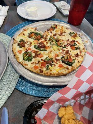 Alfredo chicken pizza (small, thin crust). Yummy