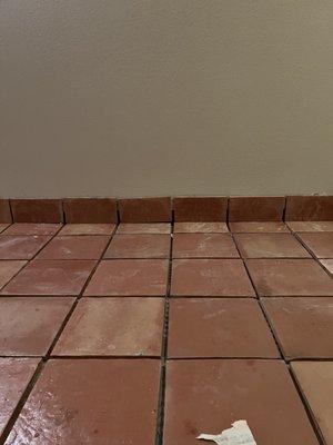 Uneven tile border