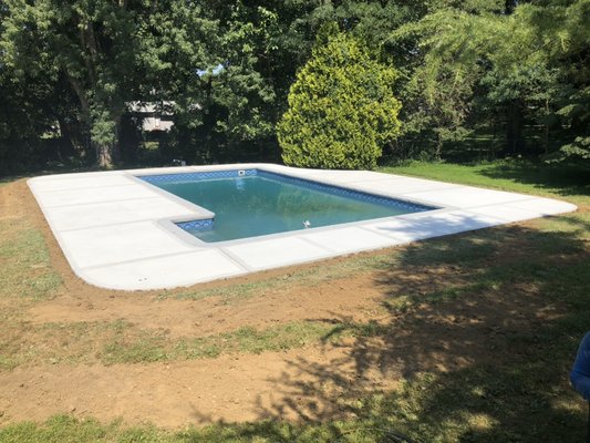 Concerted pool deck with rock face stamped colored border