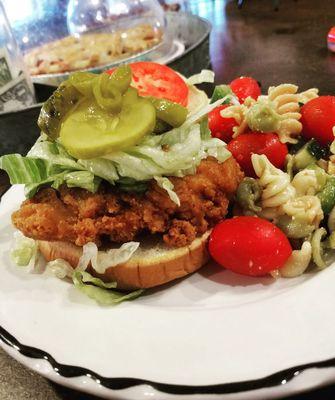 Spicy cajun chicken sandwhich with pasta salad