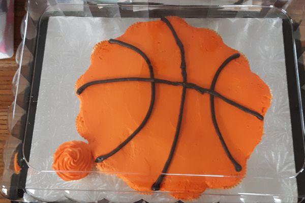 Excellent cupcakes shaped like a basketball.  Some of the best I've ever eaten.  Great service!