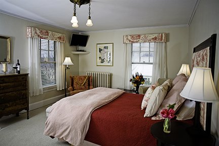 Queen guest room