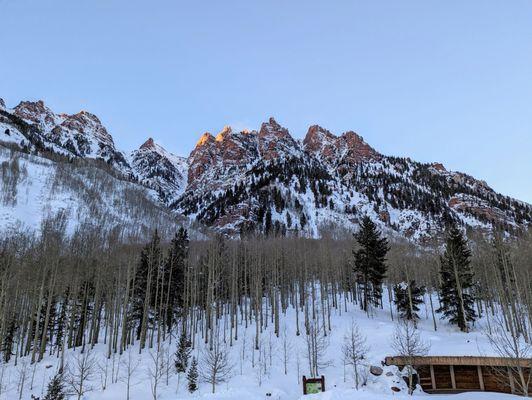 Maroon Bells Tour Snow Mobile Tour | Instagram: @telephonesmoothie