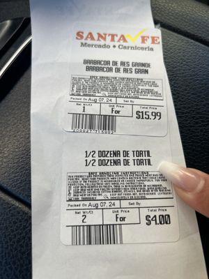 Compré una orden de birria  pedí tortillas 1/2 docena cuesta $4 dlls pedí cilantro y me dijeron $2 dlls