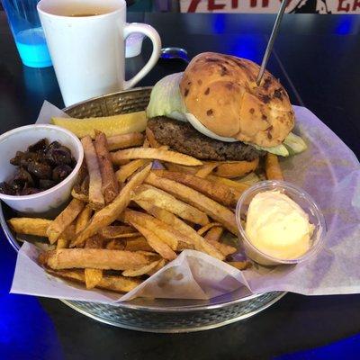 Burger w/ fries