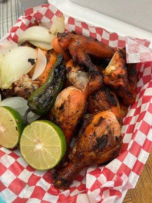 Pollo entero con cebolla asada y limón/ Whole chicken with grilled onion and limes