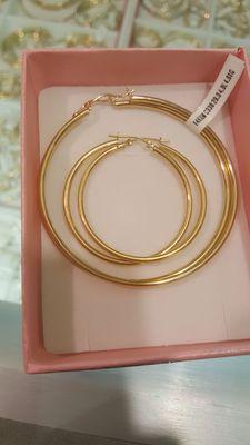 14kt solid gold plain hoop earrings , fine gold.