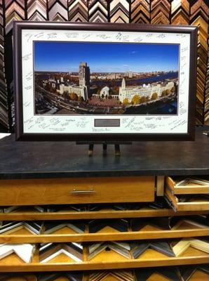 A photo with an engraved plaque signing board. A great memory...