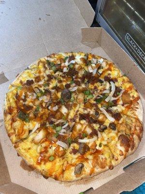 Buffalo chicken Mac and cheese pizza