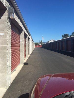 Very clean storage unit here. I was fortunate to find such a new complex -