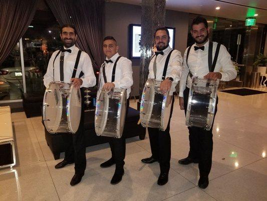 Modern zaffe, drummers and clear drums.