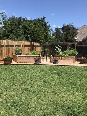 Corner garden bed design