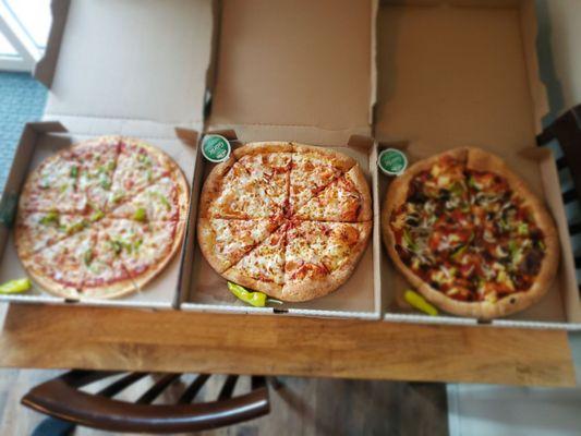 3 large  l  - r: Thin crust onion & green pepper; reg crust add onion; reg crust , onion, green pepper, pineapple, mushrms & black olives.