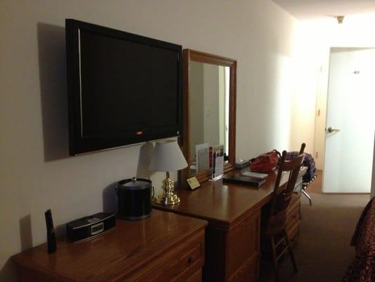 Flat screen and desk! They charge for wifi tho by 30 min or days