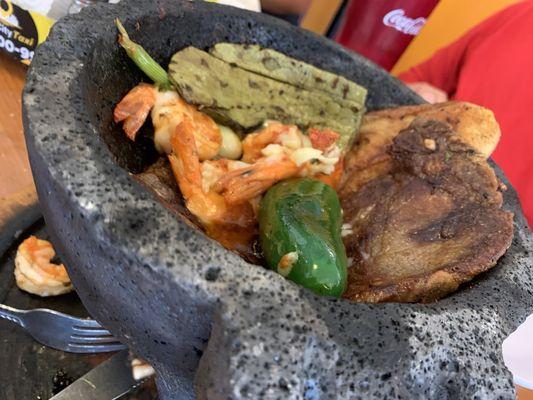 $25 por este molcajetero mal servido 3 camarones, una chuleta súper dura y seca medio pedazo de nopal un chile crudo