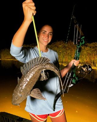 Women Bowfishing on Florida Freshwater!