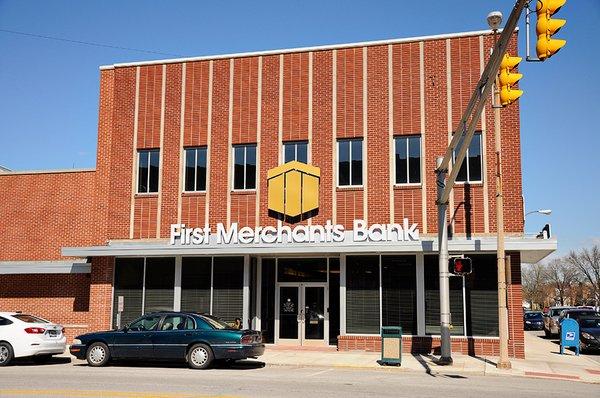 First Merchants Bank on West Washington Street in Rensselaer IN