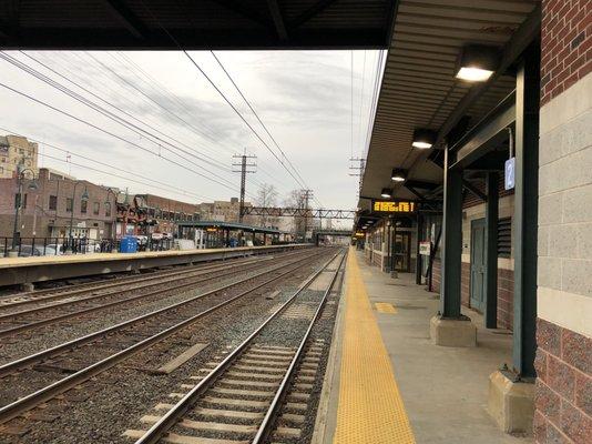 Larchmont Train Station