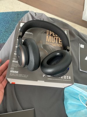 JBL live 650 Bt over ear headphones