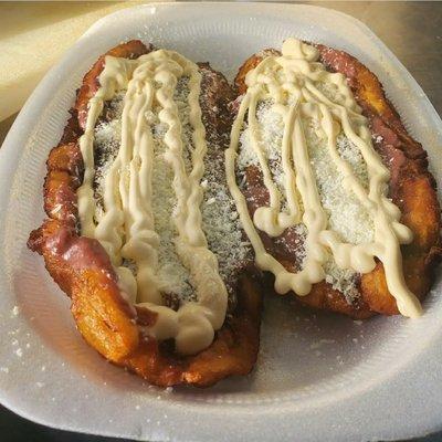 Platano maduro con frijoles, queso y crema