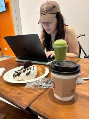 Hazelnut coffee, green smoothie, Oreo croissant