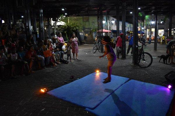 Performance em espaço aberto.