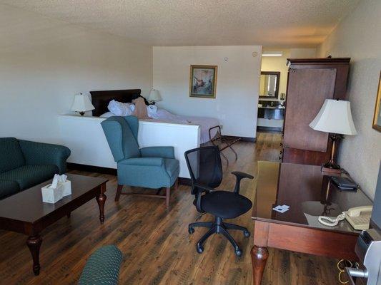 Big clean room, hardwood floors (King Suite)