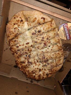 Cheesy bread with garlic sauce