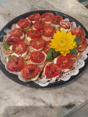 Tomato Fresh MOZZARELLA & BASIL