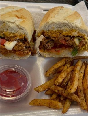 Sándwich de Pollo y Carne Molida con Papas Fritas / Chicken & Ground Beef Sandwich with Fries