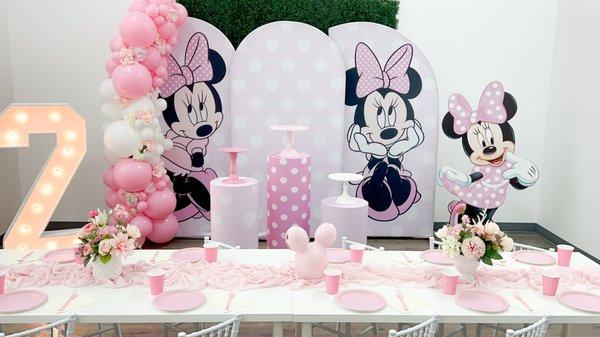 Pink Minnie decor and balloons by us