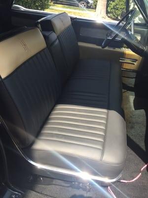 Front seat of 1962 Lincoln continental