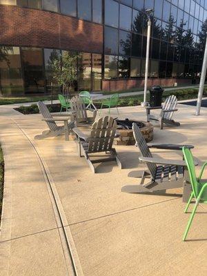 Outdoor area between office buildings offers a place to eat.