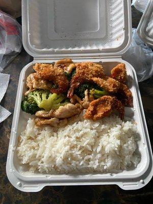 Special Combination: Chicken broccoli & fried shrimp w white rice