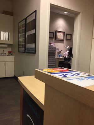 Waiting for my appointment, hubs is up. Very clean and organize office!