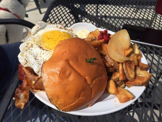 Hangover burger (Sunday brunch menu)