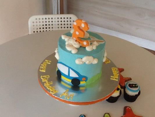 Amazing birthday cakes for all ages. In fondant or butter cream.