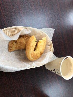 Pan de queso, empanada, café de máquina