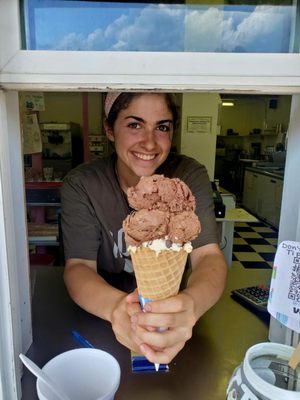 Service with a smile - 3 flavors in one cone