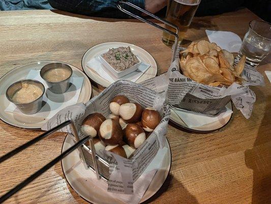 Pretzel Bites, Chips & Dip