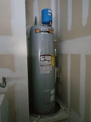 BRAND NEW 40 GALLON WATER HEATER WITH SAFETY FEATURES