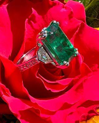 Beautiful emerald ring with Cadillac cut diamonds