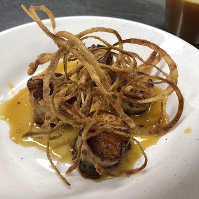 Pan-seared scallops with spicy honey topped with frizzled onions