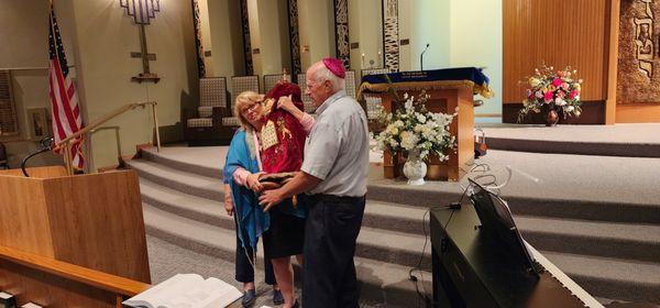 Congregants donating Torah from their previous Temple