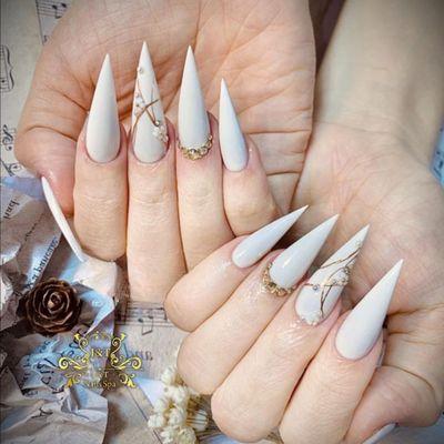 stiletto nail