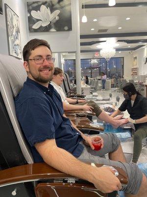 Getting pedicures with the roomies ‍‍