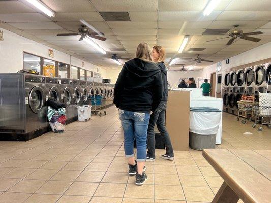 D & B Laundromat