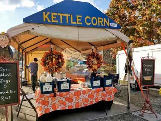 Their "front door" where you can purchase kettle corn and caramel corn. Their kettle corn is so fluffy!