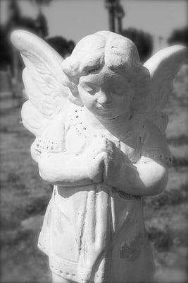 Praying angel statue.